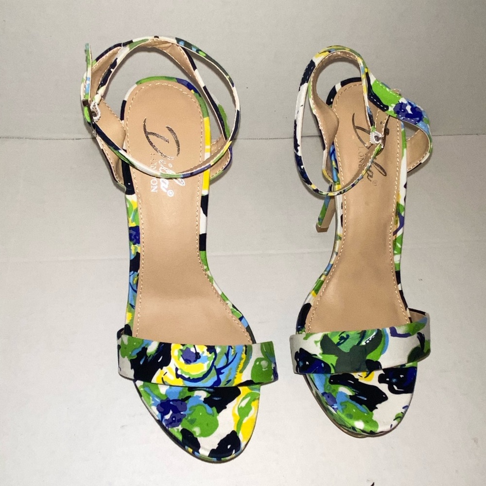 Single strapped flower heels.